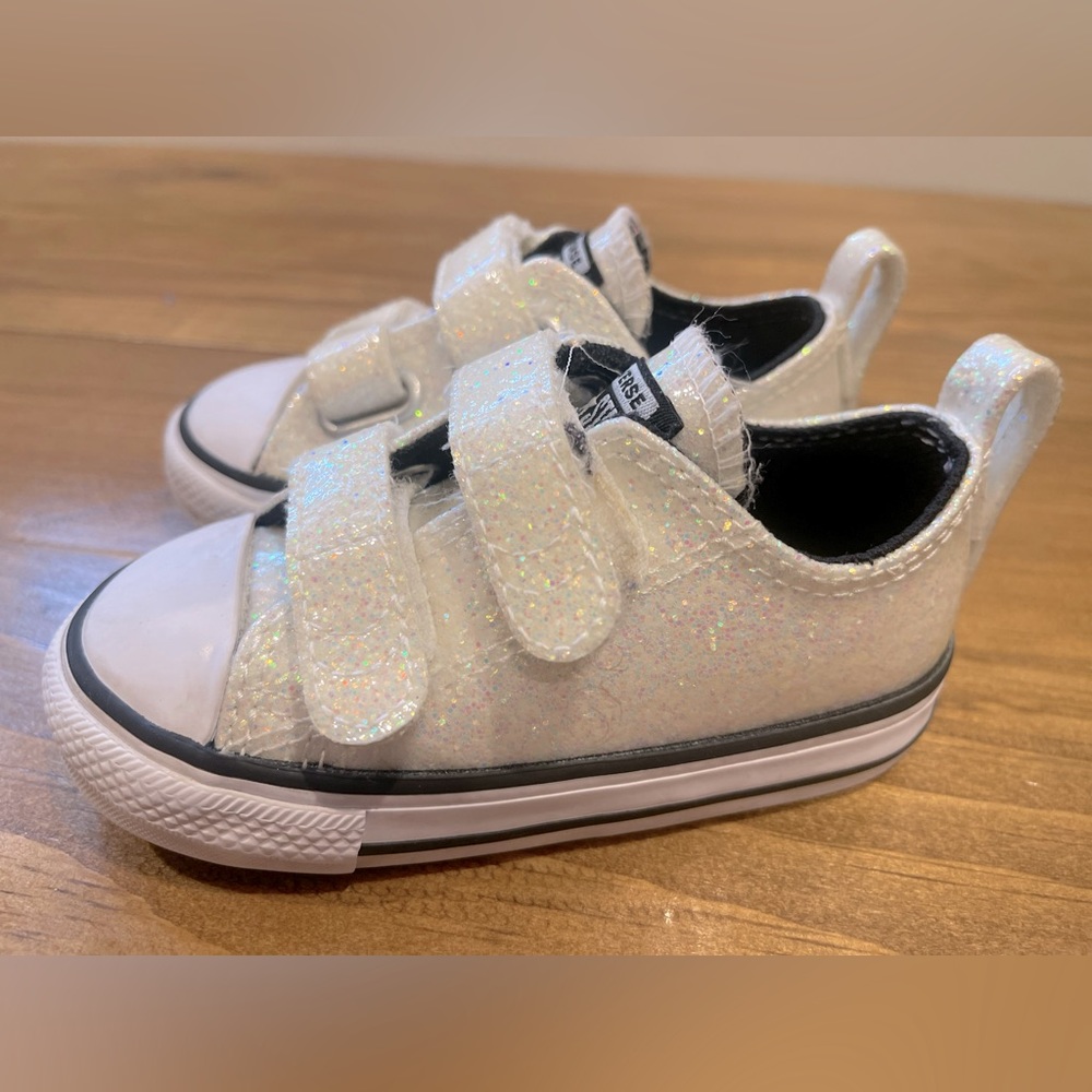 Toddler low cut authentic chuck Taylor size 6c
